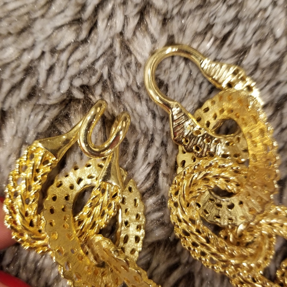 Gold Like Chain Neclace w/Matching Earrings - Picture 2 of 7
